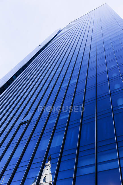 Сучасна офісна будівля з блакитним небом і скляним фасадом — стокове фото