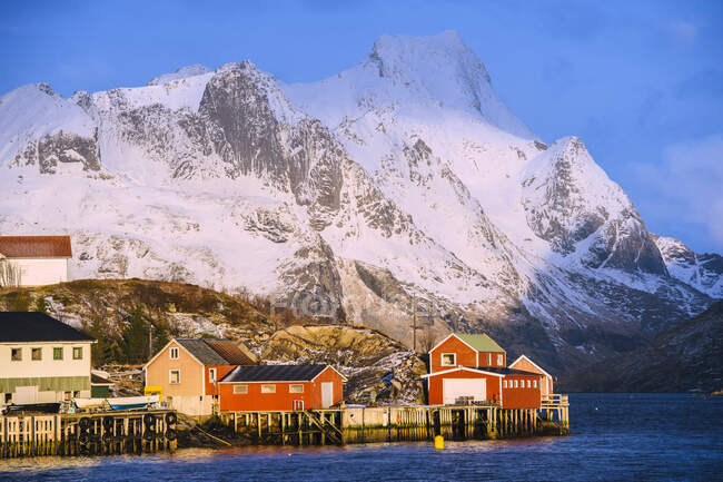 Дома в рыбацкой деревне Рейне, Лофотен, Норвегия — стоковое фото