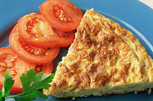 Omelete espanhol com tomates e ervas — Fotografia de Stock