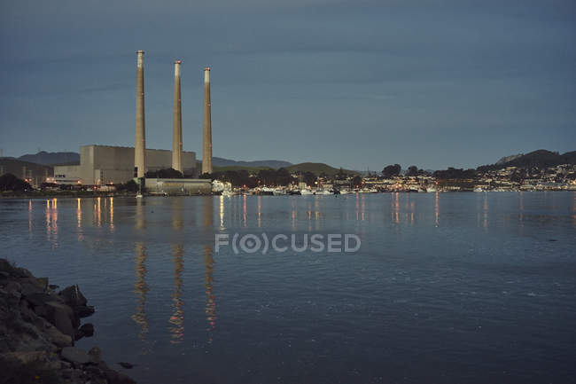 Veduta dell'impianto di trattamento delle acque e della costa al tramonto, Morro Bay, California, USA — Foto stock