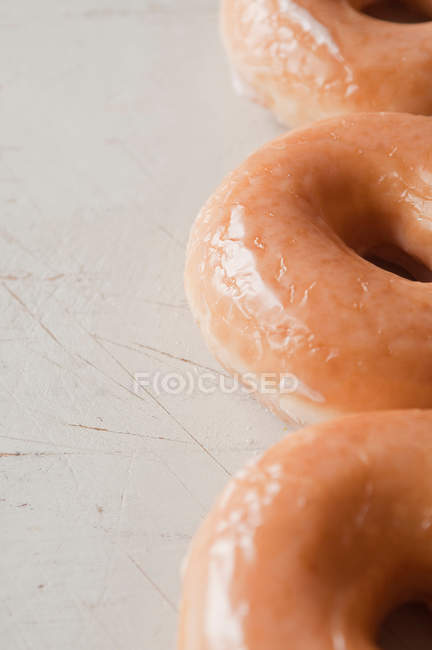 Drei glasierte Donuts — Stockfoto
