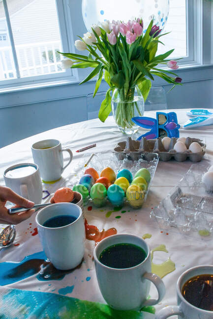 Яйця у склянці барвисті й гарні пасхальні яйця. — стокове фото