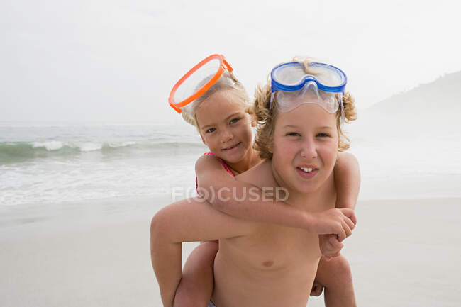 Niño y niña junto al mar - foto de stock