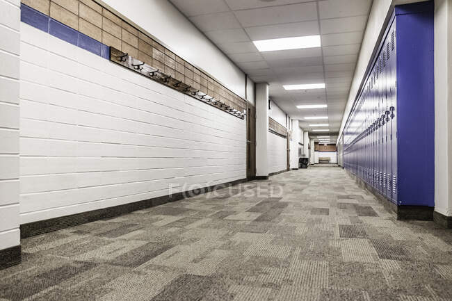 Пустой коридор современного здания в больнице — стоковое фото