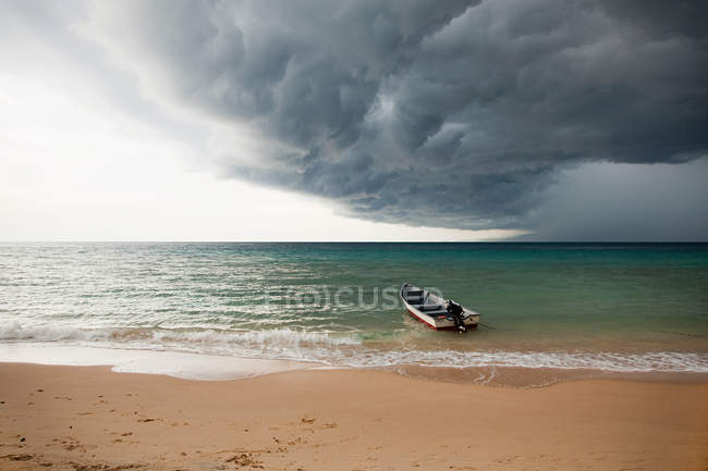 Лодка в море под штормовым небом, Perhentian Kecil, Малайзия — стоковое фото