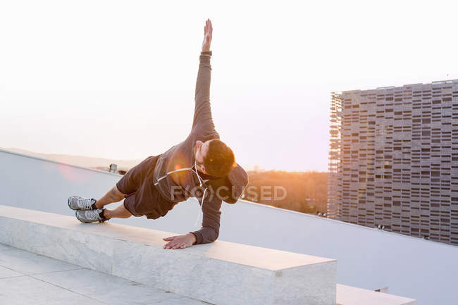 Mittlerer erwachsener Mann beim Training im Freien, in Yogaposition — Stockfoto