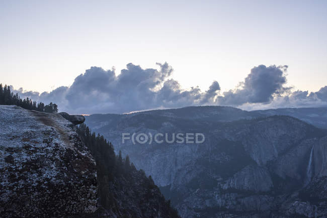 Vue surélevée sur les montagnes à l'aube, parc national Yosemite, Californie, États-Unis — Photo de stock