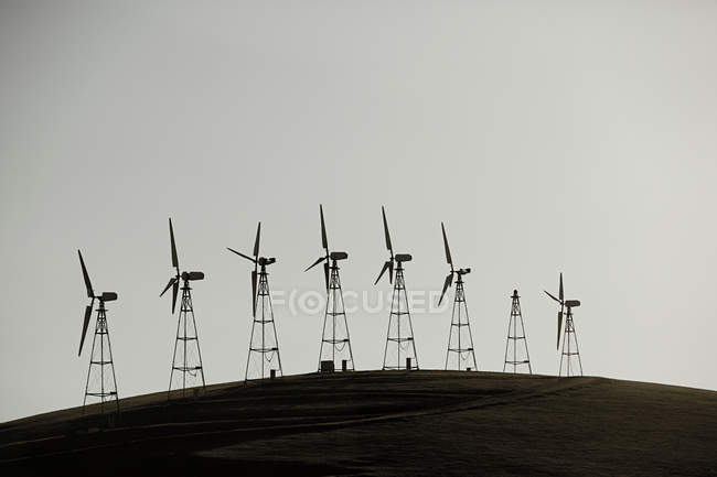 Les éoliennes sur la colline — Photo de stock
