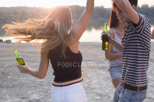 Grupo de amigos bebendo, curtindo festa na praia — Fotografia de Stock