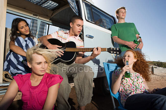 Friends and a camper van — Stock Photo