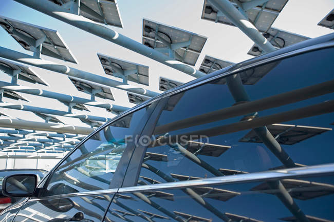Paneles solares reflejados en la ventana del coche - foto de stock