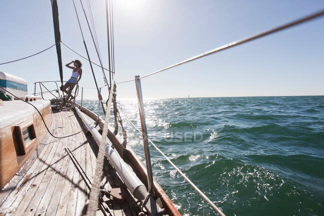 Jeune femme sur le pont du yacht — Photo de stock
