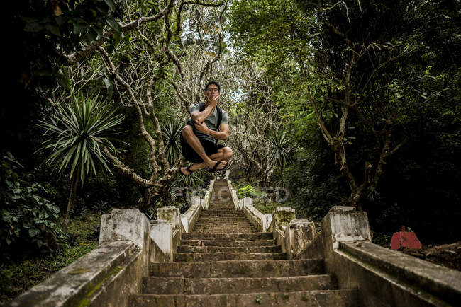 Uomo a mezz'aria sui gradini del Monte Phousi, Luang Prabang, Laos — Foto stock