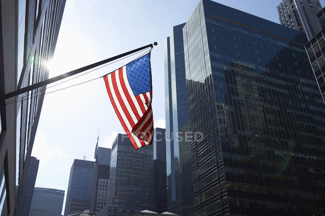 American flag and office buildings, Manhattan, New York, USA — Stock Photo