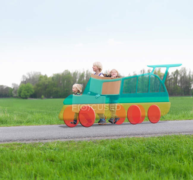 Bambini che giocano insieme in autobus modello — Foto stock
