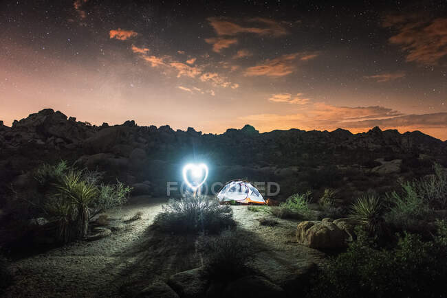 Освітлений намет вночі Національний парк Джошуа - Трі (Каліфорнія, США). — стокове фото