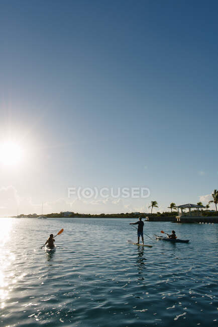 Kayakers and paddle boarder, Providenciales, Turks and Caicos Islands, Caribbean — Stock Photo