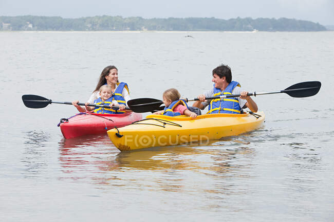 Pareja e hijas kayak - foto de stock