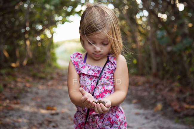 Menina segurando conchas, Blowing Rocks Preserve, Júpiter, Flórida, EUA — Fotografia de Stock