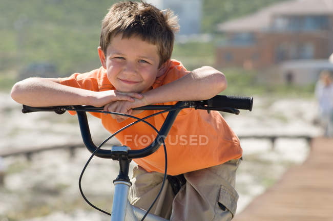 Retrato de menino com bicicleta ao ar livre — Fotografia de Stock