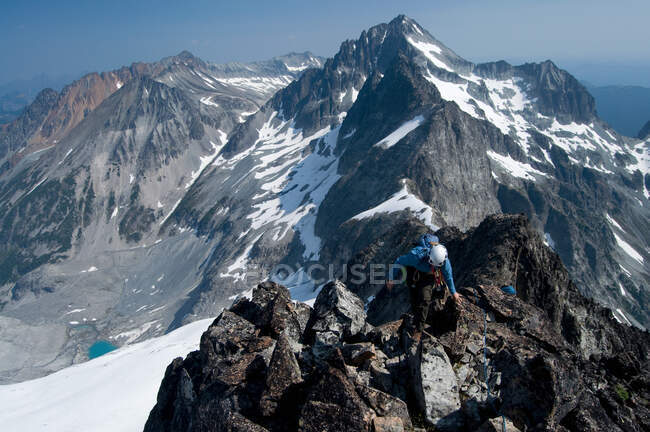 Femme grimpeuse au sommet d'une montagne, Redoute Whatcom Traverse, North Cascades National Park, WA, USA — Photo de stock