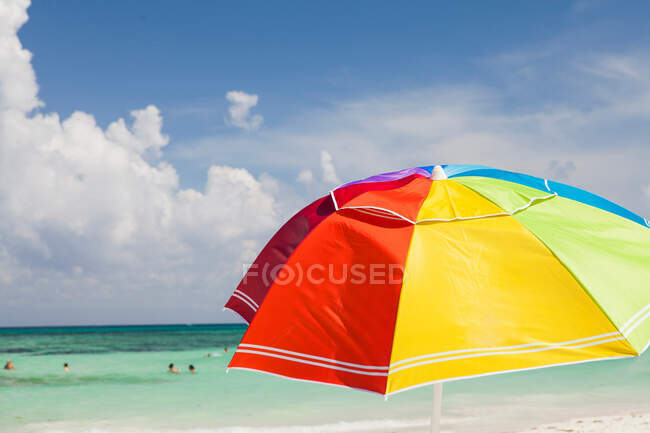 Guarda-chuva de praia brilhante na Playa Del Carmen, Quintana Roo, México — Fotografia de Stock