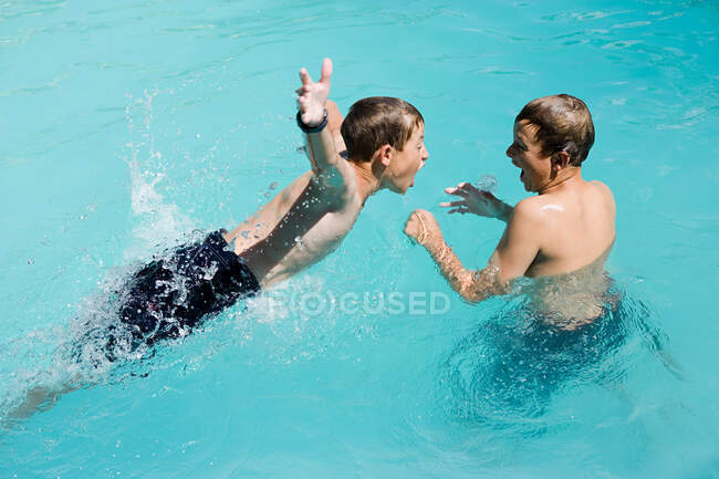 Мальчики играют в бассейне, Окленд — стоковое фото