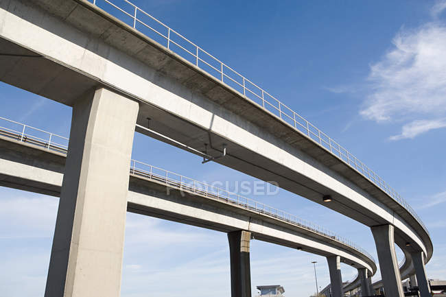 Carreteras elevadas con cielo azul sobre fondo - foto de stock