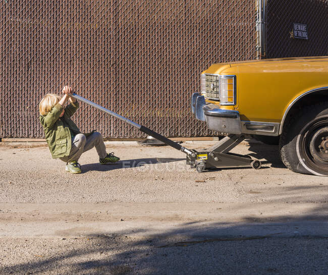 Trabalhador com uma pá e um carrinho de mão — Fotografia de Stock