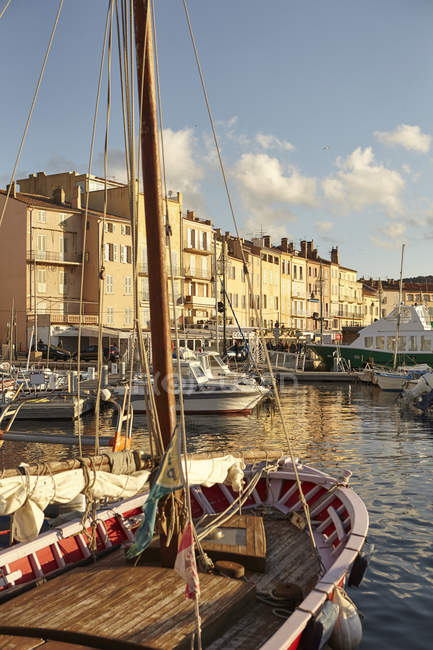 Veduta di barche e porto, St Tropez, Costa Azzurra, Francia — Foto stock