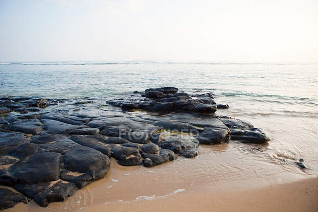 Rochers sur la plage hawaïenne — Photo de stock