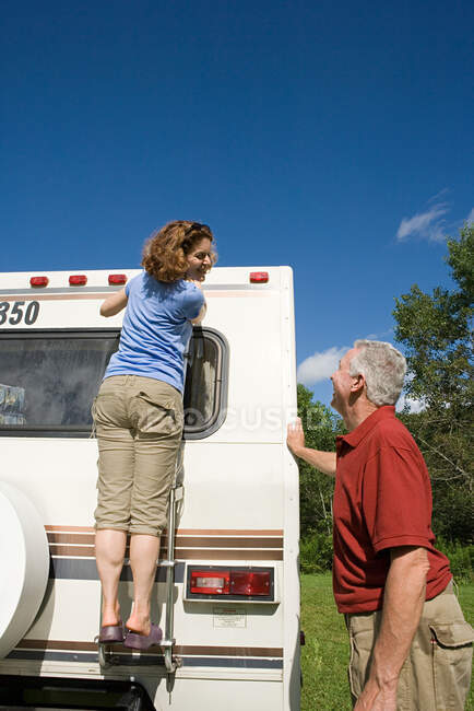 Couple d'âge mûr préparer caravane pour le voyage — Photo de stock