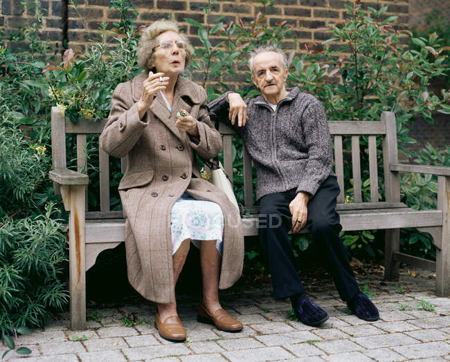 Älteres Paar auf einer Bank — Stockfoto