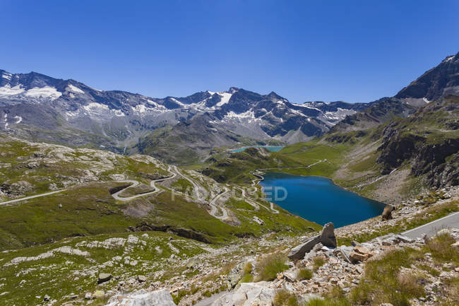 Vistas panorámicas de los Alpes y el Lago, Colle del Nivolet, Piamonte, Italia - foto de stock