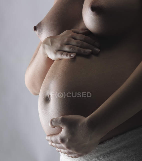Donna incinta che sostiene la pancia — Foto stock