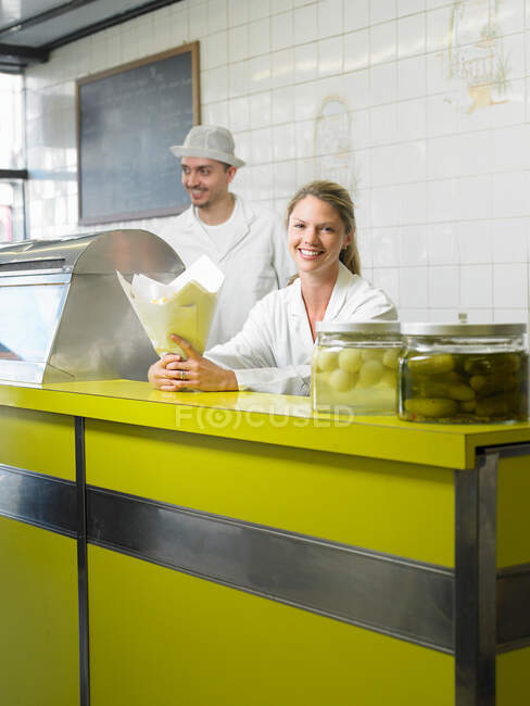 Donna che serve in negozio di fish and chip — Foto stock