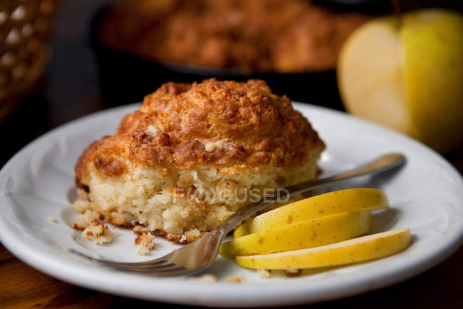 Десерт зі скибочками яблука на тарілці — стокове фото