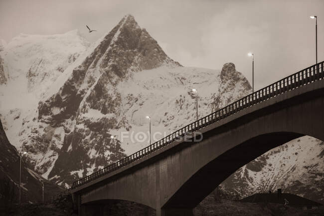 Puente de montaña en sepia, Reine, Lofoten, Noruega - foto de stock