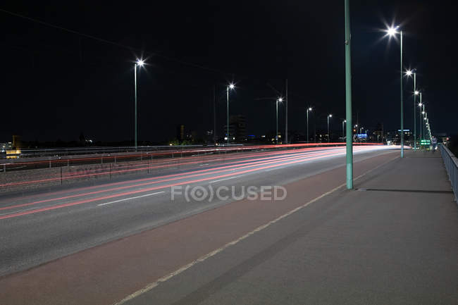 Beleuchtete Brücke über den Rhein in der Nacht, — Stockfoto