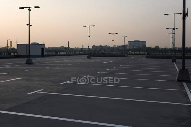 Estacionamiento vacío durante la puesta del sol - foto de stock