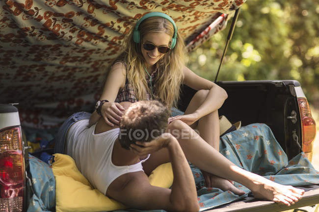 Jeune femme et petit ami en pick up boot pendant le camping — Photo de stock
