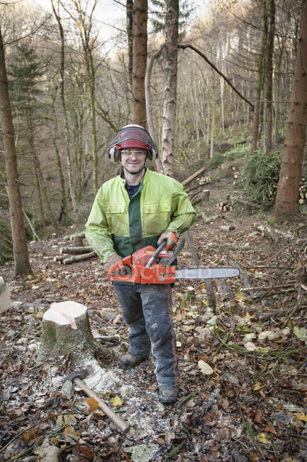 Conservacionista trabalhando em uma reserva para remover coníferas não-nativas para restauração florestal natural — Fotografia de Stock