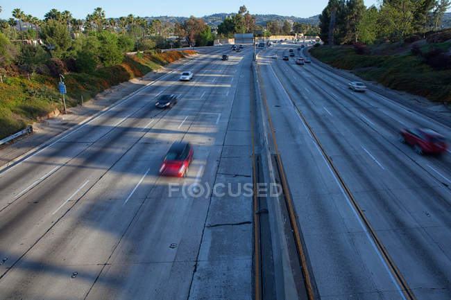 Tráfico por carretera en Los Ángeles, California, EE.UU. - foto de stock