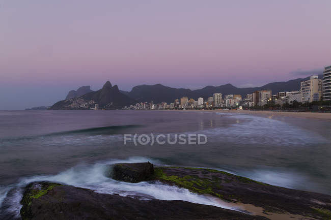 Vista lejana de la playa de Ipanema al amanecer, Río de Janeiro, Brasil - foto de stock