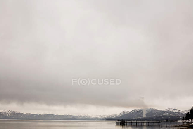 Горы и пристань у озера Тахо — стоковое фото