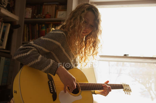 Adolescente jouer de la guitare — Photo de stock