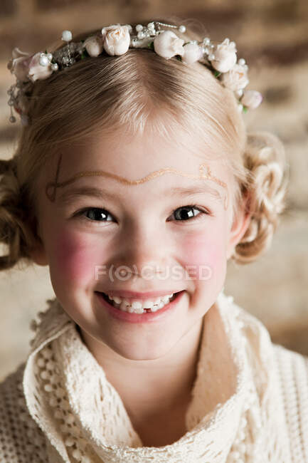 Young girl wearing flowers in hair — Stock Photo