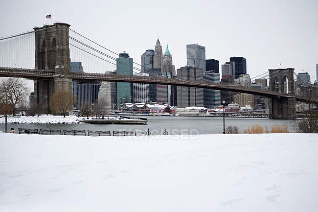 Ponte di Brooklyn e edifici in Manhattan — Foto stock