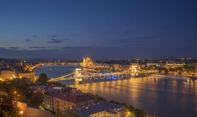Ланцюговий міст по Дунаю на ніч, Угорщина, Будапешт — стокове фото