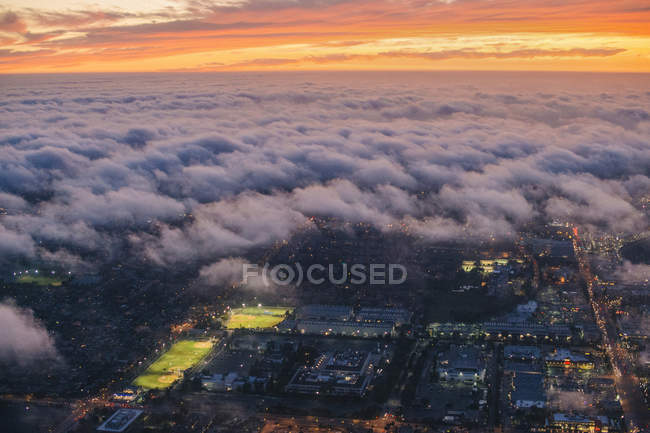 Vista aérea de las nubes y la luz del atardecer sobre Los Ángeles - foto de stock